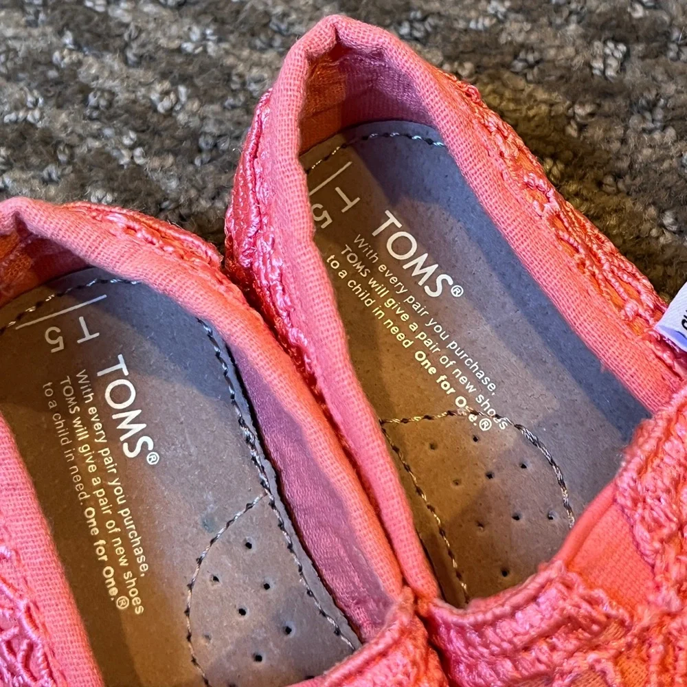 🧡TOMS Alpargata Crochet Floral Print Slip on shoes Size T5 EUC!🧡